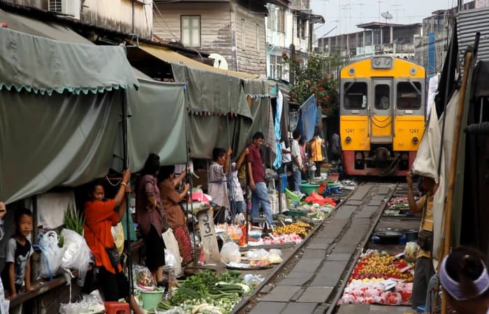 13 World's most dangerous Train routes 13 World's most dangerous Train routes