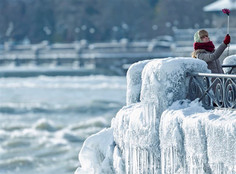 The Frozen Niagara Falls Look Like Someone Has Cast A Magic Spell On It The Frozen Niagara Falls Look Like Someone Has Cast A Magic Spell On It