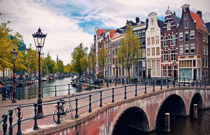 craziest things to do in amsterdam