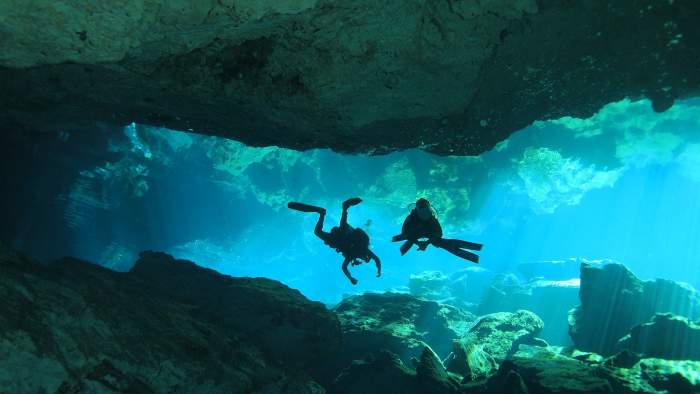 divers in Blue Hole