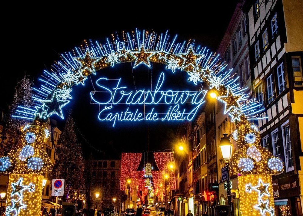 Strasbourg-Capitale-de-Noel-lights-arch-France-Christmas-Market.jpg.optimal 